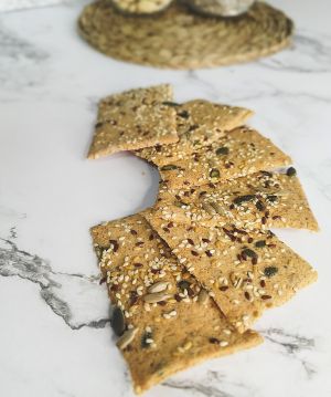 Crakers de semilla keto, un snack salado delicioso como entrante, aperitivo o para picar entre horas. Elaborado con harina de almendra y apto para la dieta keto.