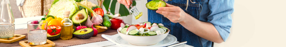 mujer joven feliz comiendo ensalada dieta keto